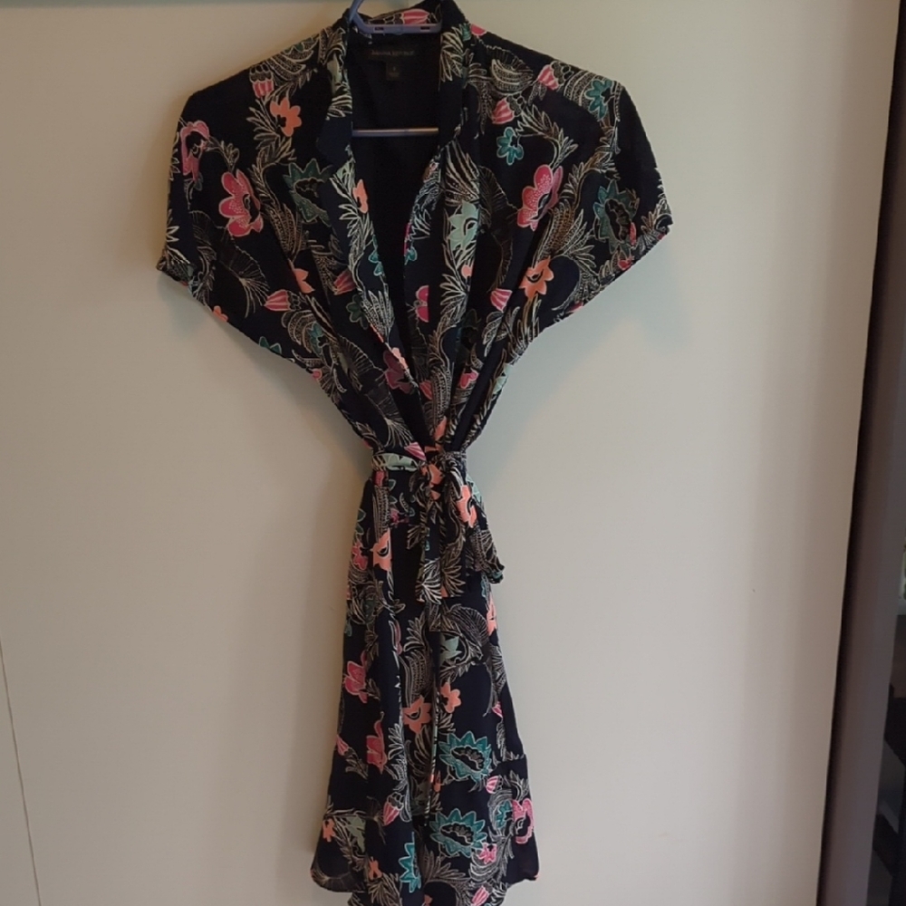 Banana Republic Elegant Black and Pink Satin Robe